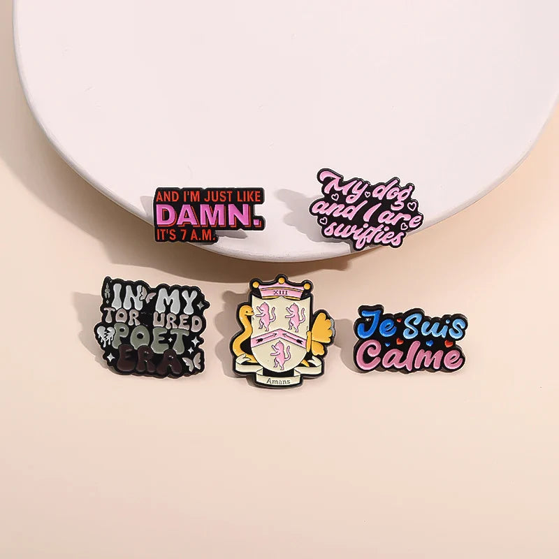 Amans Je Swis Calme Enamel Pin Creative Lyric Script Pop Music Lapel Brooch Badge Fans Gift