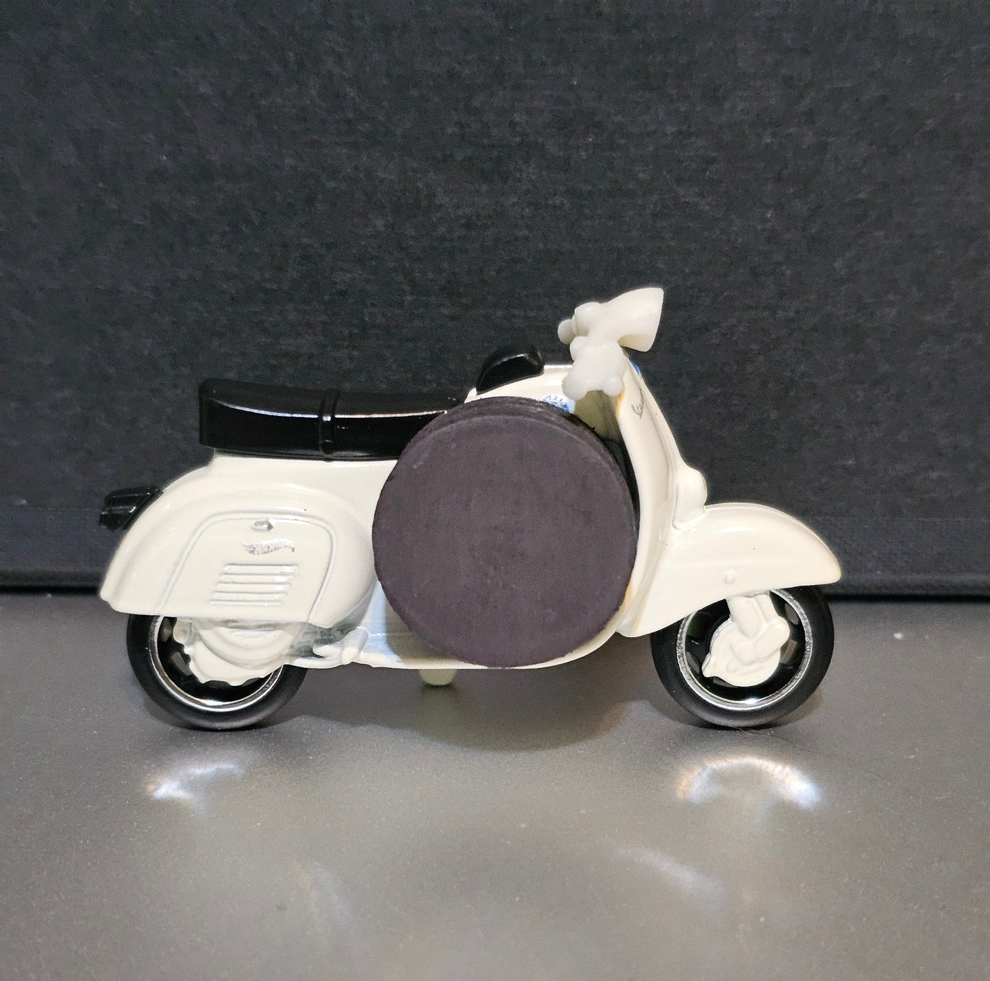 Vespa magnet